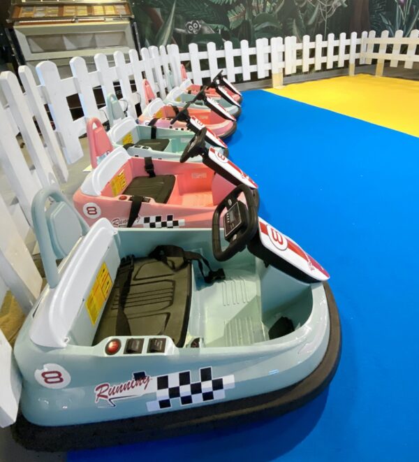 ### Autoscontri Elettrici per Bambini Piccoli – Bumper Cars a Noleggio Porta il divertimento delle piste di autoscontri direttamente alla tua festa privata con le nostre **macchinine elettriche "Bumper Cars"** progettate appositamente per i bambini dai 2 ai 6 anni! Un’esperienza unica e sicura che renderà indimenticabile qualsiasi evento, dalle feste di compleanno ai raduni familiari. ### Caratteristiche delle Bumper Cars: - **Design adatto ai più piccoli:** Le macchinine sono progettate per bambini piccoli, con comandi semplici e intuitivi. - **Movimenti a 360 gradi:** Le macchinine si muovono in ogni direzione, offrendo un’esperienza divertente e interattiva, perfetta per i più piccoli. - **Area in moquette con staccionate attorno su 3 lati:** È possibile includere un'area per delimitare l'area di gioco, garantendo sicurezza e ordine. ### Sicurezza Garantita: - **Velocità regolata:** Le bumper cars sono impostate su velocità ridotte per garantire un’esperienza sicura e adatta all’età dei partecipanti. - **Materiali morbidi:** Le auto hanno ciambellone morbido e protettivo per attutire gli  urti. - **Supervisione costante:** Offriamo sempre incluso un operatore esperto che sorvegli i bambini durante l’attività. ### Ideale per: - **Feste di compleanno:** Crea un'attrazione originale che sarà il fulcro della giornata. - **Eventi privati:** Perfetto per riunioni familiari, o feste a tema. - **Spazi interni ed esterni:** Le bumper cars sono versatili e possono essere utilizzate in ambienti chiusi o all’aperto, su superfici lisce e piane. ### Servizi Offerti: 1. **Noleggio completo:** Comprende le bumper cars, la pista opzionale e il montaggio/smontaggio dell’attrezzatura. ### Vantaggi: - **Divertimento interattivo:** I bambini possono guidare in totale autonomia, sviluppando coordinazione e interazione sociale. - **Personalizzazione:** Possibilità di decorare la pista con palloncini o elementi a tema festa. - **Attrazione unica:** Una proposta originale che lascerà tutti i piccoli ospiti entusiasti e felici. Le **bumper cars** per bambini piccoli sono la scelta perfetta per aggiungere un tocco di allegria e dinamismo alla tua festa privata. Con il nostro servizio professionale, il divertimento è assicurato!